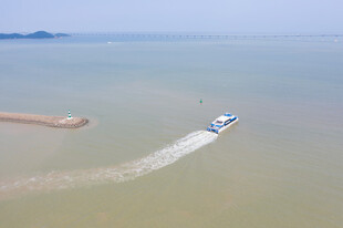 海上快艇疾驰