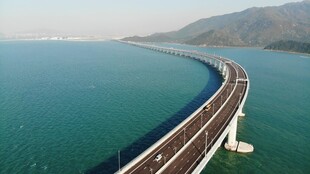 海上蜿蜒大桥美景
