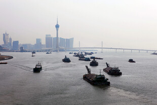 上海江景船只与城市天际线
