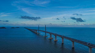 海上长桥横跨蔚蓝海面