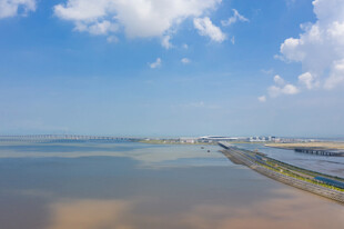 广阔水域与天际线风景