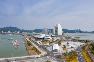 城市滨水风光全景