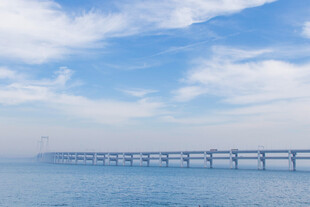 海上大桥横跨蓝天碧海
