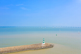 海边灯塔与防波堤美景