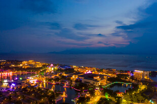 海滨城市璀璨夜景