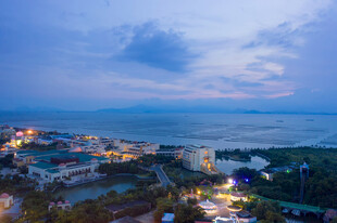 海滨城市黄昏美丽夜景