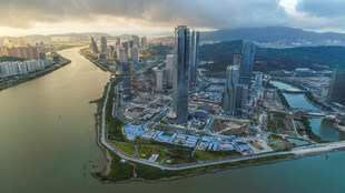 城市河畔壮丽天际线景观