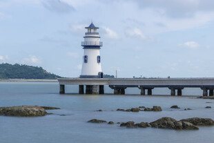 海边灯塔与栈桥美景