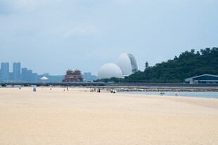 海滨沙滩与远处城市景观