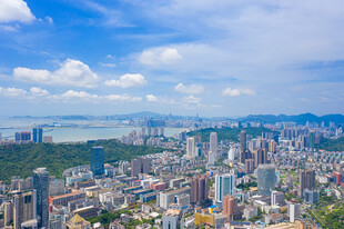 城市天际线与碧海蓝天