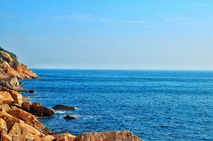 海边岩石与蔚蓝大海景观