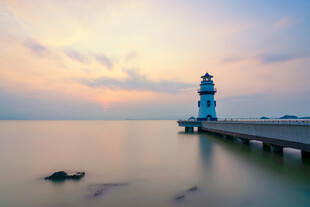 海边灯塔日落美景