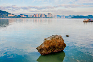 湖畔孤石静美湖景风光