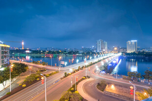 城市夜景中的道路与桥梁