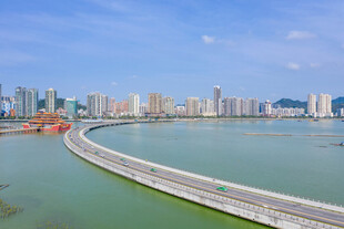 城市河畔风光