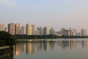 城市湖畔风光