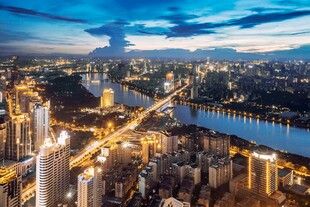 城市璀璨夜景俯瞰图
