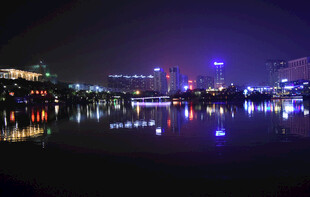 城市夜景湖面倒影璀璨灯火