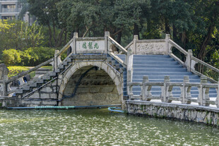古典石拱桥横跨绿水