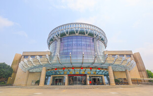 现代风格的宏伟圆形建筑