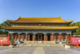 中式古建筑庙宇庄严景象