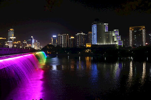 城市河畔绚丽夜景