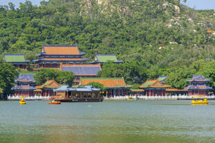 湖畔古建筑群风景秀丽