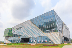 现代风格玻璃幕墙建筑