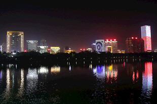 城市夜景湖面倒影璀璨灯火