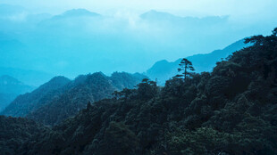 青山叠翠间的壮美山色