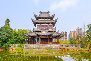 湖畔古楼阁尽显中式韵味