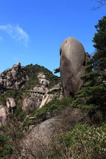 山间巨石景观