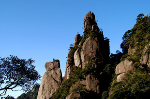 奇峰耸立的壮丽山景