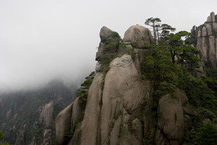 黄山奇峰云雾缭绕景观
