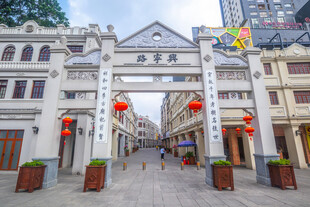 中式牌坊街道古韵氛围浓
