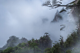 云雾缭绕的山间景色