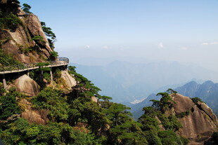 悬崖栈道览壮丽山景
