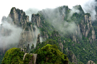 云雾缭绕的壮丽山峰