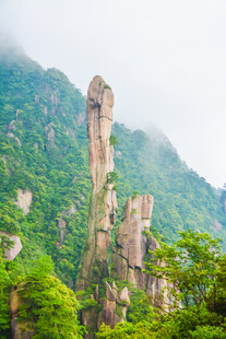 奇峰耸立山间美景