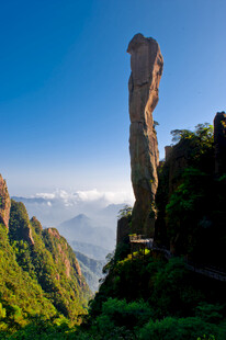 奇峰耸立山间美景