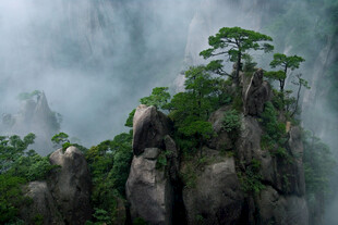 云雾缭绕的险峻山峰景观