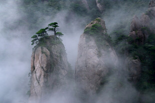 云雾缭绕中的险峻山峰