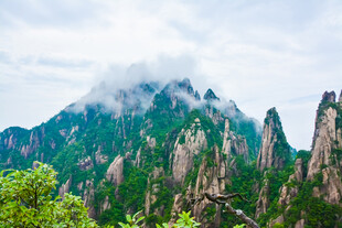 云雾缭绕的壮丽山峰