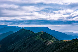 壮丽山峦与云海景观