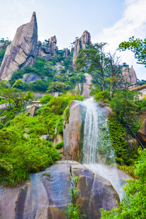山间飞瀑伴绿意美景