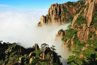 云雾缭绕的壮美山峰