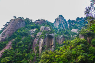 秀丽奇峰伴葱郁山林