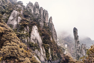黄山奇峰云雾缭绕美景