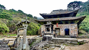 古朴中式古建筑坐落山间