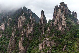 奇峰耸立的壮美山景